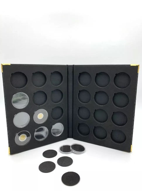 Coleccionador numismático premium para 24 monedas encapsuladas de hasta 46 mm, carpeta rígida en imitación piel negra con grabado a calor y espuma EVA protectora, con capsulas incluidas. Coleccionador numismático premium para 24 monedas encapsuladas de hasta 46 mm, carpeta rígida en imitación piel negra con grabado a calor y espuma EVA protectora, con capsulas incluidas.